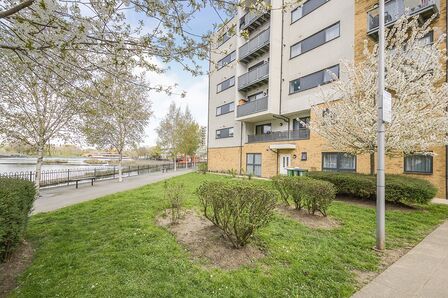 Mere Road, 2 bedroom Flat to rent, &pound;1,700 pcm