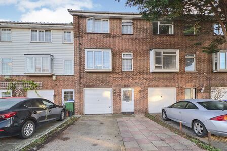 Glendale Way, 4 bedroom Mid Terrace House to rent, £2,300 pcm