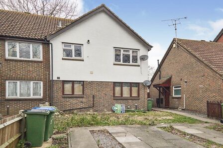 Goldfinch Road, 2 bedroom  Flat to rent, £1,500 pcm