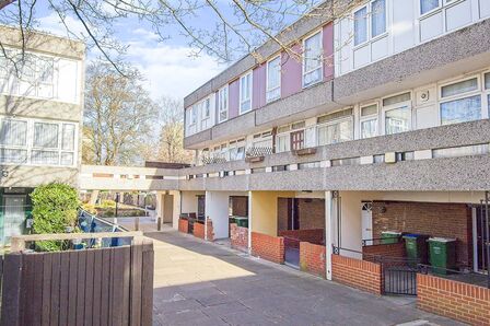 Mangold Way, 3 bedroom Mid Terrace House to rent, £1,900 pcm