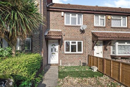 Goldfinch Road, 2 bedroom Mid Terrace House to rent, £1,750 pcm