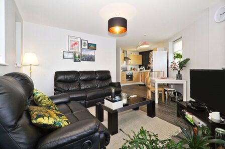 Southmere Drive, 2 bedroom  Flat for sale, £290,000