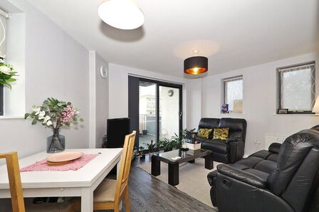 Southmere Drive, 2 bedroom  Flat for sale, £290,000