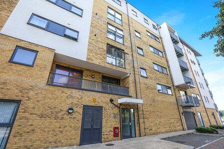 Southmere Drive, 2 bedroom  Flat for sale, £300,000