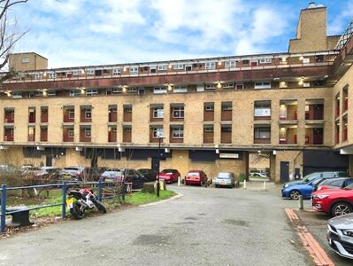 Whinchat Road, 1 bedroom  Flat for sale, £145,000