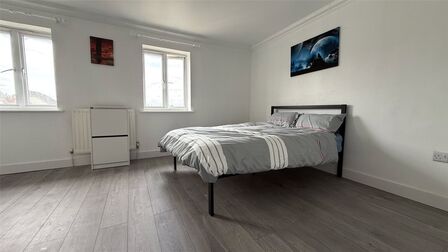 1 bedroom  Room to rent