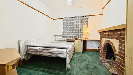 1 bedroom  Room to rent