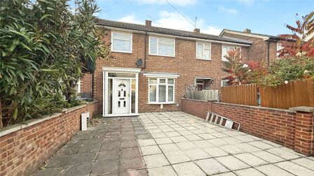 Mottisfont Road, 3 bedroom Mid Terrace House to rent, £2,000 pcm
