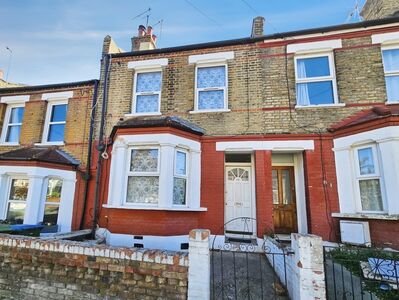 3 bedroom Mid Terrace House for sale
