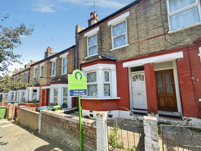 3 bedroom Mid Terrace House for sale