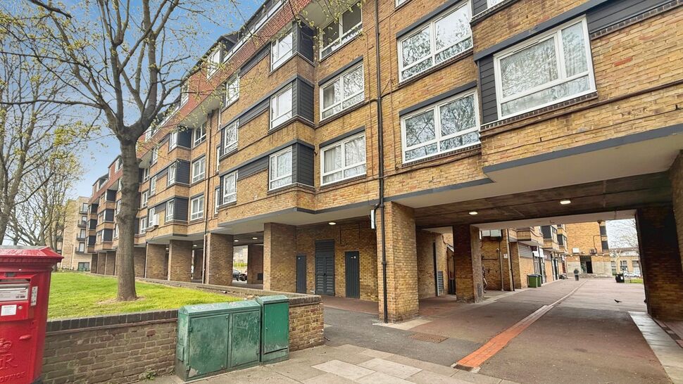 Main image of 2 bedroom Flat to rent, Whinchat Road, London, SE28