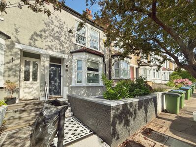 2 bedroom Mid Terrace House for sale