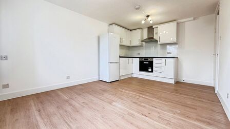 Whinchat Road, 2 bedroom Flat to rent, &pound;1,650 pcm