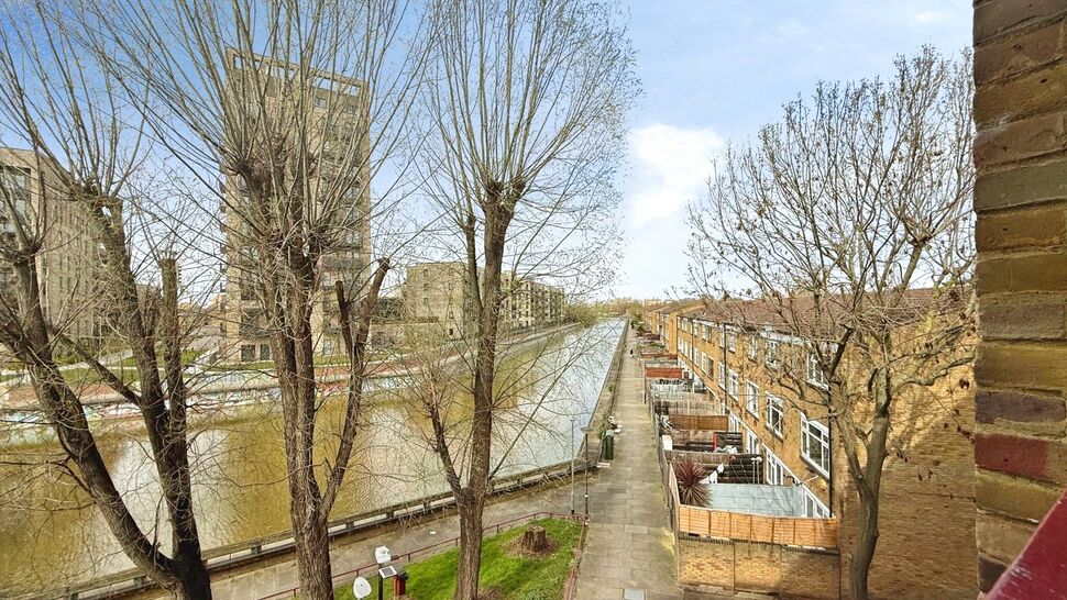 Main image of 2 bedroom Flat to rent, Whinchat Road, London, SE28