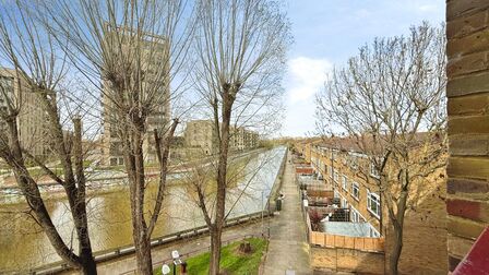 Whinchat Road, 2 bedroom Flat to rent, &pound;1,650 pcm