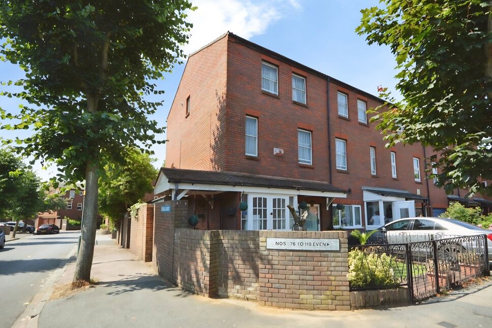 Main image of 5 bedroom End Terrace House for sale, Leatherbottle Green, Erith, DA18