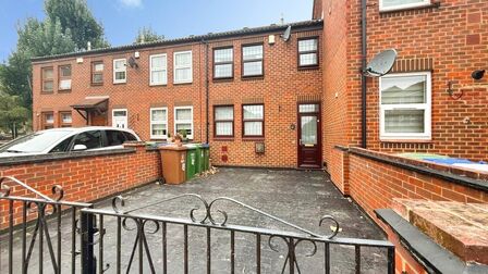 3 bedroom Mid Terrace House to rent