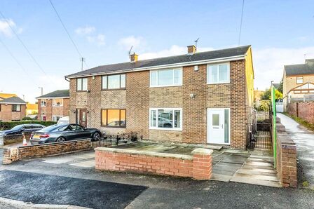 Union Court, 3 bedroom Semi Detached House to rent, &pound;950 pcm