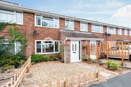 3 bedroom Mid Terrace House to rent