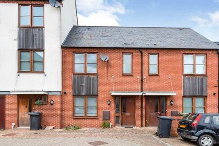 3 bedroom Mid Terrace House to rent