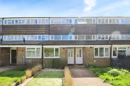 Campsie Close, 4 bedroom Mid Terrace House to rent, £1,400 pcm