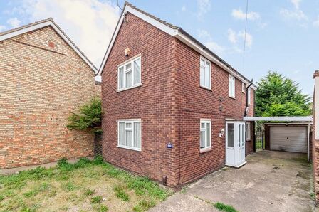 Bedford Road, 3 bedroom Detached House to rent, £1,200 pcm