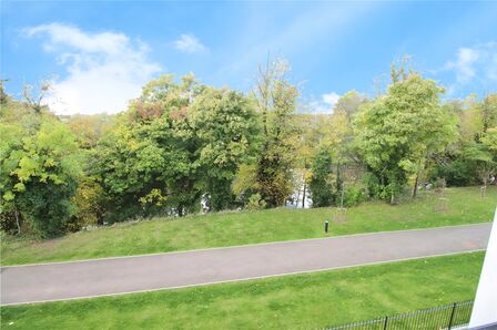 Harrow Close, 2 bedroom  Flat to rent, £1,200 pcm
