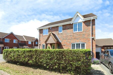 Redwald Close, 4 bedroom Detached House to rent, &pound;1,950 pcm
