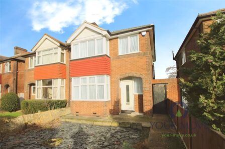 London Road, 3 bedroom Semi Detached House to rent, £1,350 pcm