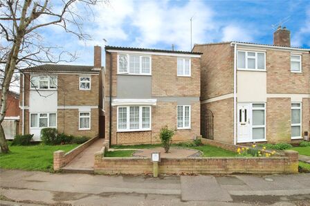The Links, 3 bedroom Detached House to rent, £1,550 pcm