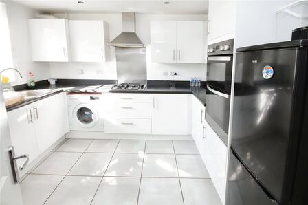 Greenkeepers Road, 3 bedroom Mid Terrace House to rent, £1,550 pcm