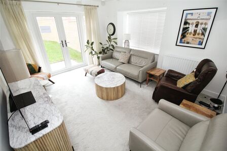 Peacock Lane, 4 bedroom Detached House to rent, £2,000 pcm