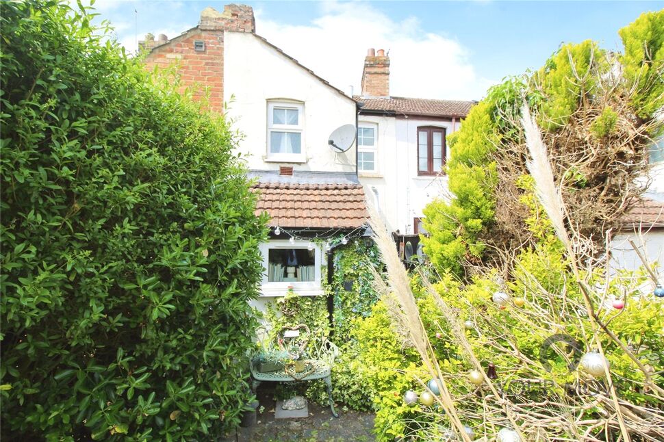 2 bedroom Mid Terrace House for sale