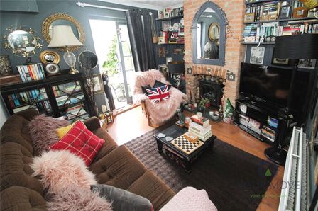 2 bedroom Mid Terrace House for sale