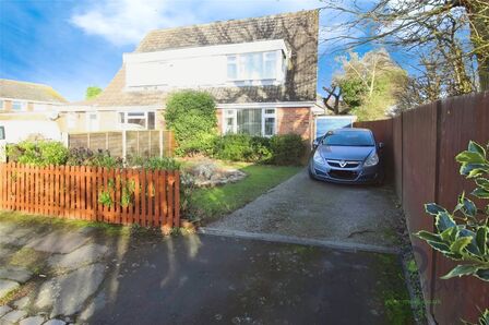 Lincroft, 3 bedroom Semi Detached House to rent, £1,400 pcm