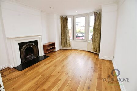 4 bedroom Mid Terrace House to rent
