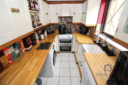 Clapham Road, 1 bedroom  Flat for sale, &pound;150,000