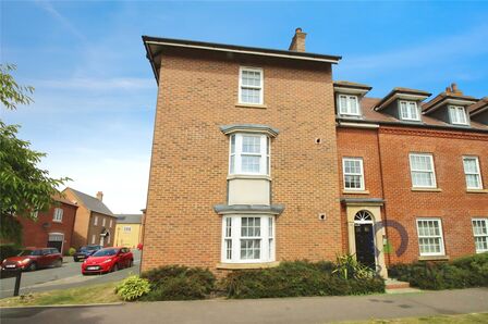 Greenkeepers Road, 2 bedroom  Flat to rent, £1,150 pcm