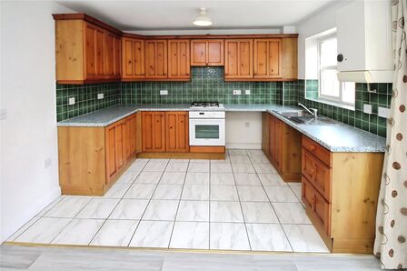 Haynes Road, 3 bedroom End Terrace House to rent, £1,400 pcm