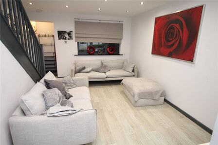 Redwood Grove, 2 bedroom End Terrace House to rent, &pound;1,250 pcm