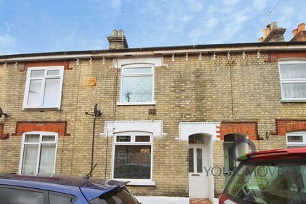 3 bedroom Mid Terrace House to rent