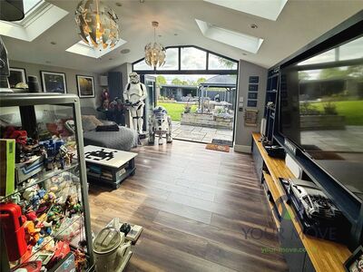 5 bedroom Semi Detached House for sale
