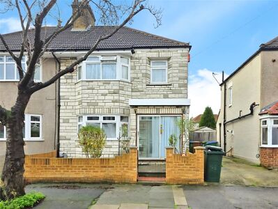 Lynmere Road, 3 bedroom Semi Detached House to rent, £2,000 pcm