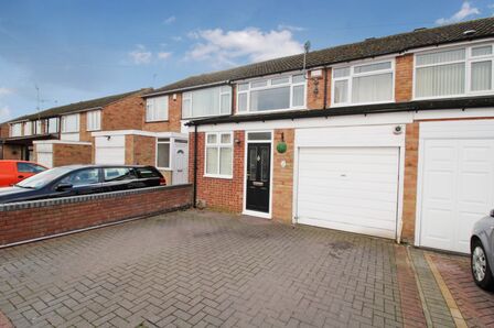 3 bedroom Mid Terrace House to rent