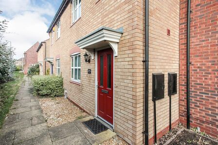 3 bedroom Mid Terrace House to rent