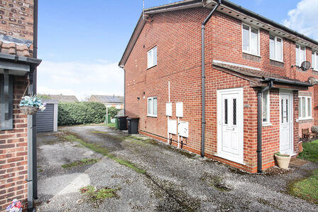 2 bedroom Semi Detached Flat for sale