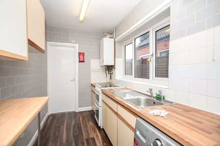 3 bedroom Mid Terrace House to rent