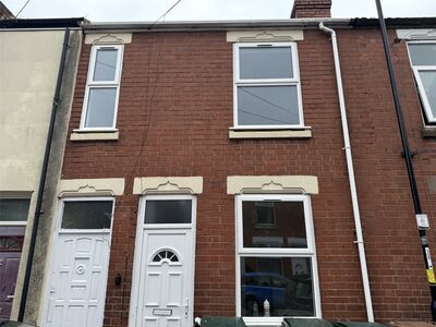 4 bedroom Mid Terrace House to rent