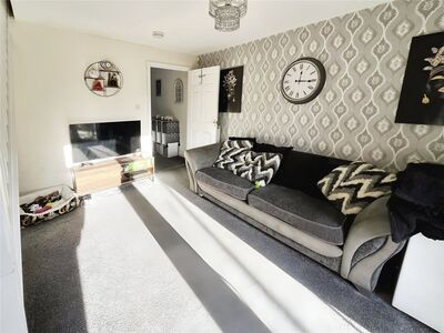 2 bedroom Mid Terrace House for sale