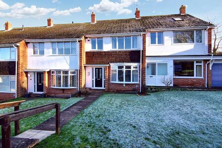 Greenleaf Close, 3 bedroom Mid Terrace House to rent, £1,200 pcm
